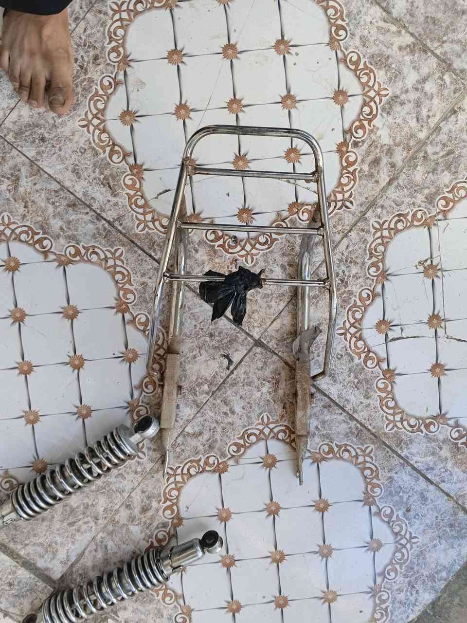 سلام عليكم اغراض البيع ما دراجي يراتي صدره كدام كامل دبلات وراه وكدام تانكي نضيف ما بي ايشي ستيرن بابي ايشي صانصه نضيفه ما ابيه ايشي غراض كامله ما يراني ومدكره كدام فقده البيع سعرهن ب25الفف قفل لو مو شراي لا يدخلي رجان بل فيس ما متواجد بس عله رقمي ممتواجد واستاب***********
