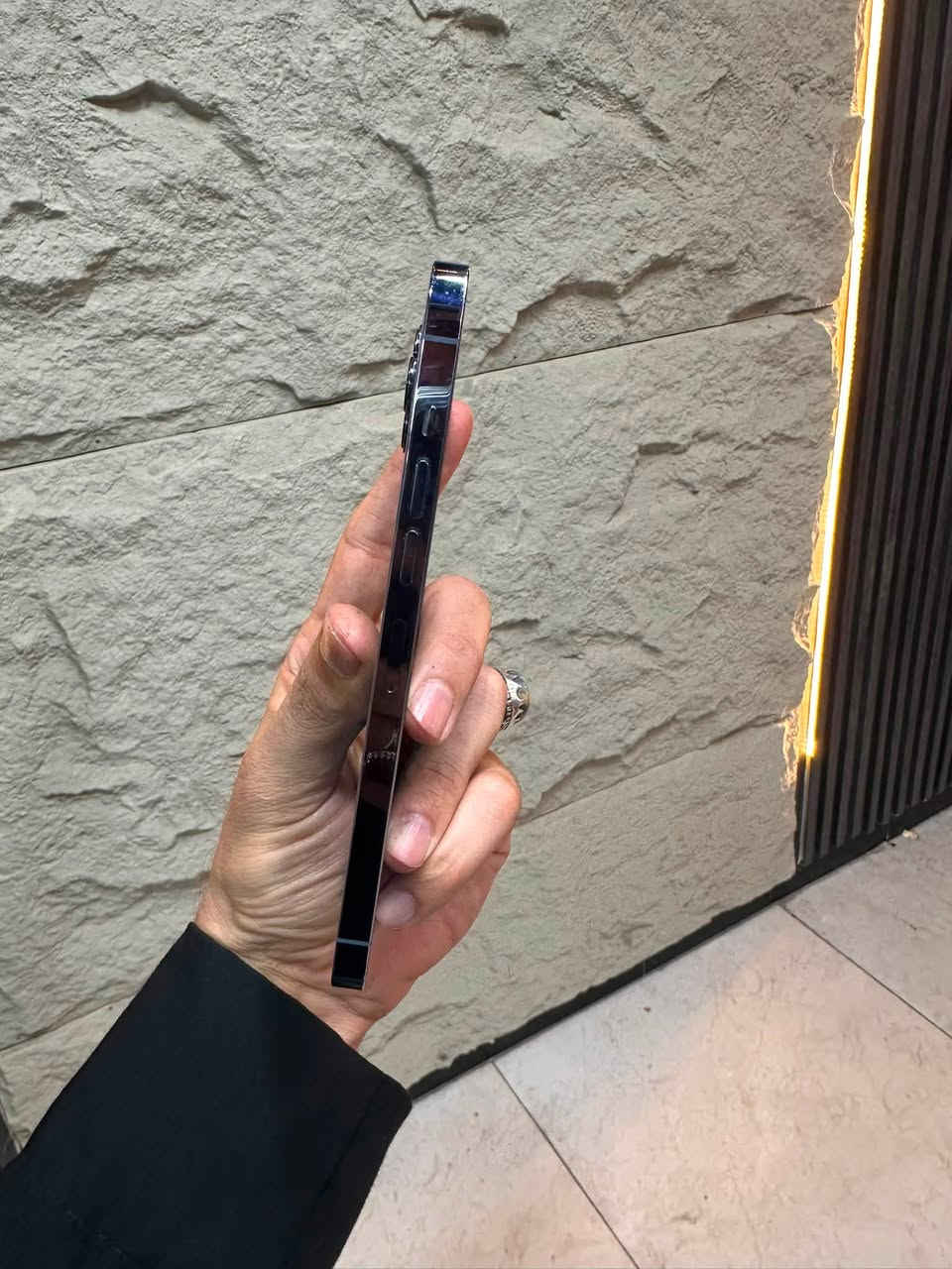 ١٣ بروماكس ذاكرة ٢٥٦ بطارية ٧٨ نظيف جداً
بيه مشكلة فقط ( بالكاميرا البورترية) موضح بالفيديو تروح وترجع وتصليحهة مغناطيس ب ١٠ الف دينار  
البياع / تقاطع درويش
***********
السعر 575  الف
