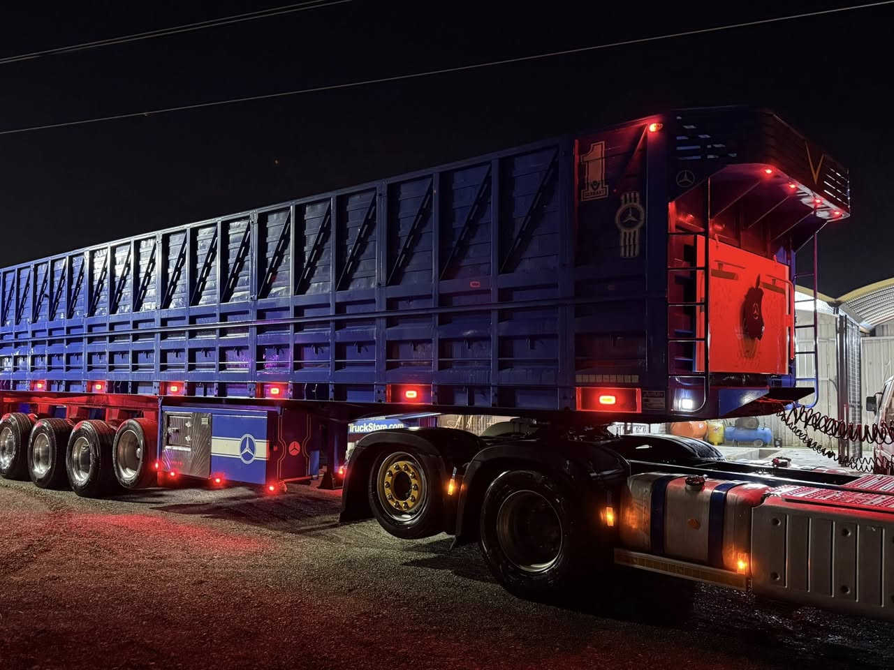 السلام عليكم عربانه للبيع 

فصخ وربط سليمانيه مربوطه 5  محاور 

حداديه خالد الجنابي  شاصي 16 طول العربانه 13/60 
كفاله عامه مامشتغله العربانه 
عنوان بغداد ابوغريب 

 📞.    ***********
