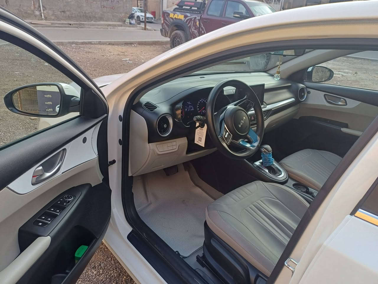 🔻السلام عليكم

🔷كيا سيراتو موديل 24 فول موصفات 

🔹حجم المحرك 2000 دوش 

 🔹 كير AT المرغوب 3 وظع قيادة 

🔹عداد المسافه 35 الف كيلو .

مكفولة كفالة عامة

🔷 مواصفات السيارة :

🔹فتحه سقف

🔹تبريد قطعتين .

🔹فول تحكم ستيرن .

🔹حساس خلفي .

🔹لد امامي .

🔹بلوجكتر LED .

🔹لايت خلفي ضبابي .

🔹مانع انزلاق .

🔹حساس اطارات .

🔹5 ويل كب .

🔹دبل ايرباك .

🔹داخل لونين .

🔹اشاير بالمري .

🔹مري شفط .

🔹الاناره الداخليه LED .+ هيلوجين

🔹كشنات خلفيه قلاب + 5 تچاوي ..

🔹رقم بغداد تحويل ثاني يوم
💸
سعر195 وبيهه مجال 

📍مكاني بغداد الغزالية هاتف
***********
