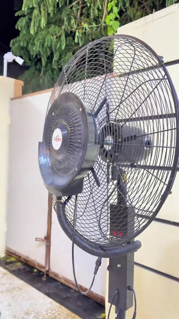 ⁨	مروحة بحجم ضخم 26 إنش 🌬️🔥 مخصصة للكافيهات، المطاعم والحدائق الخارجية حتى تعطي تبريد قوي يغطي المكان براحة 👌 دفع هواء قوي يوصل لحد 10 متر 💨 مع حوض مي كبير سعة 25 لتر حتى يضمن تشغيل ورذاذ مستمر لفترة أطول ❄️ ✅ تبريد قوي للمساحات المفتوحة ✅ أداء عالي بالأجواء الحارة ✅ تصميم عملي وثابت ✅ منشأ ألماني بجودة واعتمادية عالية 🇩🇪 حل مثالي للجلسات الخارجية بالصيف ويخلي الأجواء أبرد وأريح  العاصمة  *********** ***********⁩
