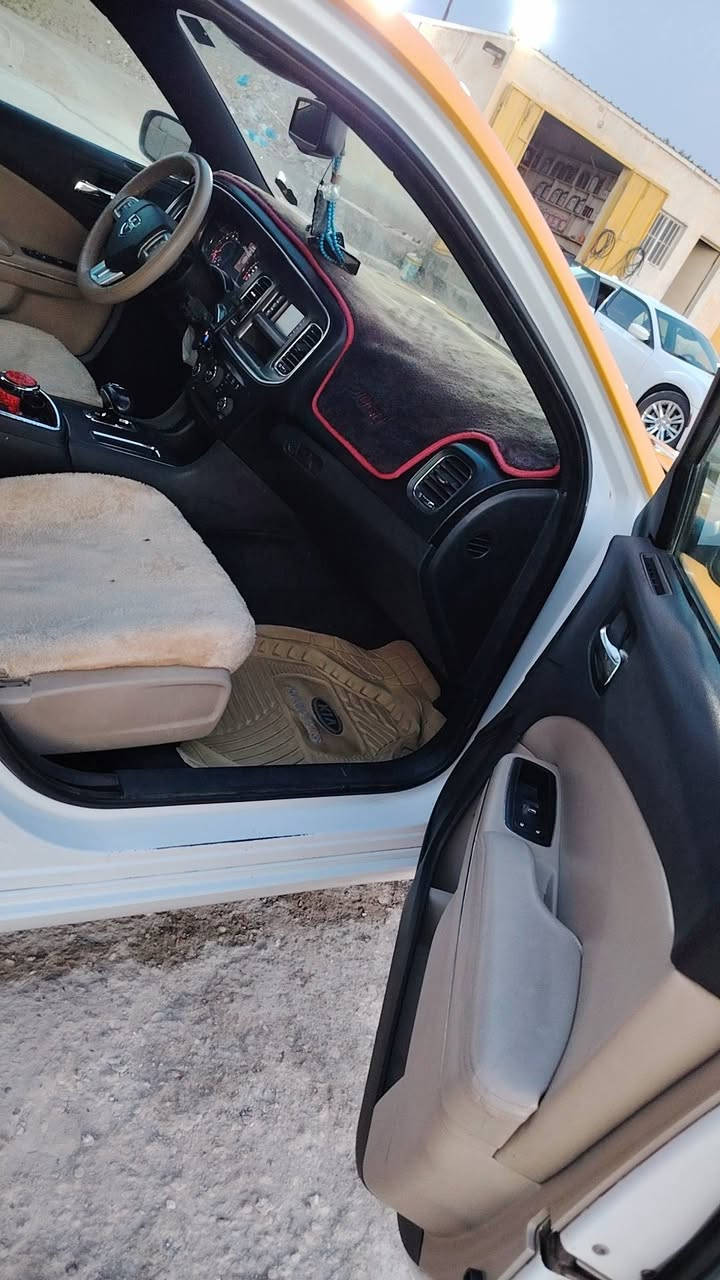 السلام عليكم جاجر 12 خليجي لو ابيض اصل جاملغ وبنيد سياره جاهز سنويه جديده 31 بسمي 143 وبيه مجال
***********
