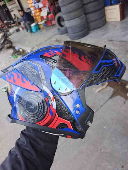 خوذه للبيع جديده  للبيع صار أسبوع من أخذته هي وجهز سمعات  أصلي ما اجواب خاص الشراي يتصل *********** سعره 80 ألف عنوان   طريق بغداد
