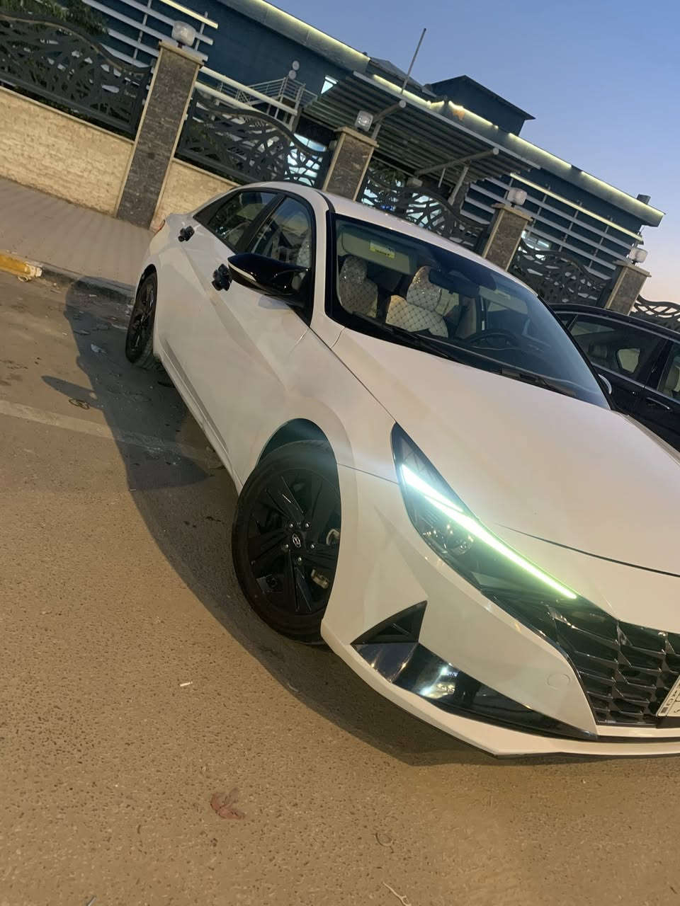 السلام عليكم ورحمة الله وبركاته
النترا 2023 وارد امريكي حادثها قطعتين 

وبيها اشكم رصعه كلش خفية بل قمارة 

السيارة جديدة على وضع الشركة ماشية 31 ألف
بصمة وتشغيل عن بعد 
بصمة أبواب 
قيادة ذاتية 
كامرا دوارة
وبيها رادارات 
التبريد بيانو 
بعد اهواي مواصفات 

رقمها نجف وبأسمنا السيارة 

الرقم :***********
