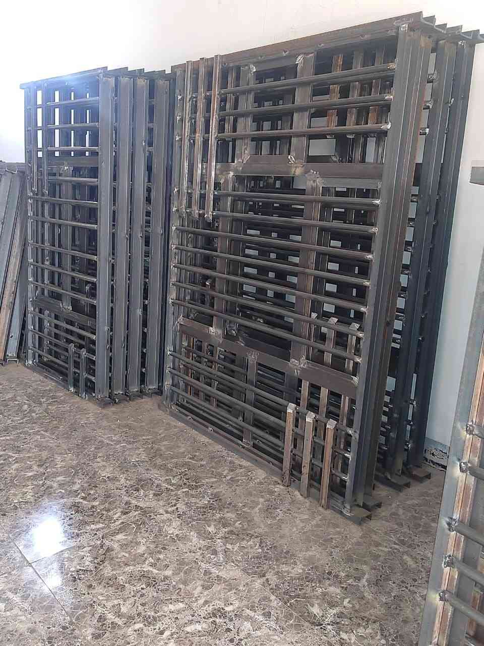 معمل حداد السلام بواب وشبابيك جملة فقط جنل ٣ مليم ونص  داخل مليم ونص شغل  درجة أوله  مكاني بغداد جملة فقط ***********
