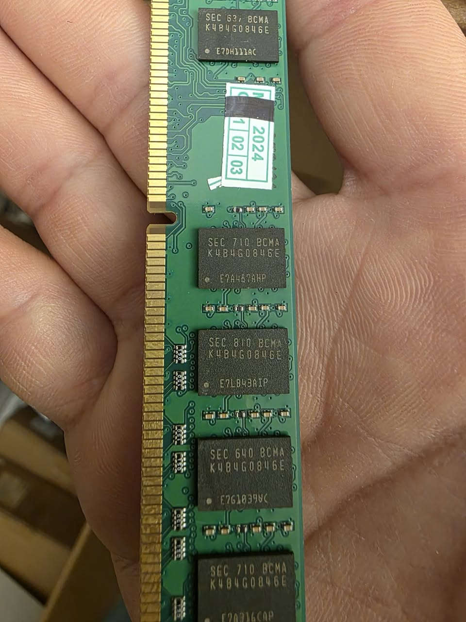 النوع والسرعة: ذاكرة DDR3 بسرعات تردد مختلفة (مثل 1333 ميجاهرتز).
الاستخدام: مصممة لأجهزة الكمبيوتر المكتبية أو خوادم العمل (Workstations). 
المواصفات التقنية: تشير الأكواد الموجودة على الرقائق (مثل SEC 810) إلى أنها من تصنيع شركة سامسونج، وتعمل بجهد قياسي 1.5 فولت. 
الهدف: تُستخدم لزيادة سرعة استجابة الجهاز وقدرته على تعدد المهام.  العدد 50 قطعه انطوني سعر بيهن التواصل ع الرقم ***********
