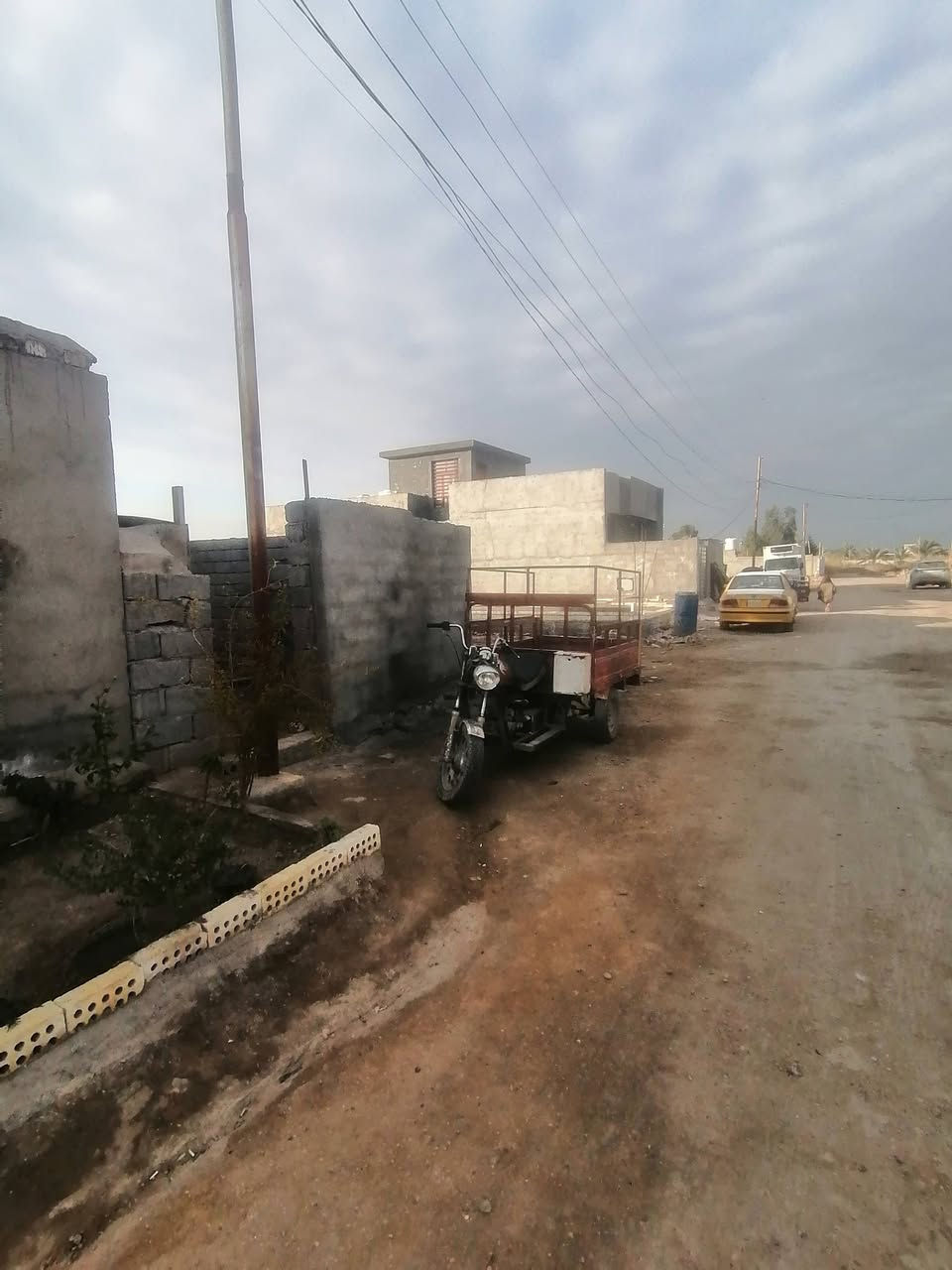 سلام عليكم بيت 100 متر طابقين استقبال غرفه عدد2 صاله مطبخ منور2    طابق ثاني سكف سندويش  بناء جديد حي لمهندسين زراعي 25 تحول بسمك عله شارع عرض 12متر مي كهرباء ابابك قريب عله انشايئت ابوعلي سعر 53 بي قليل *********** واتساب
