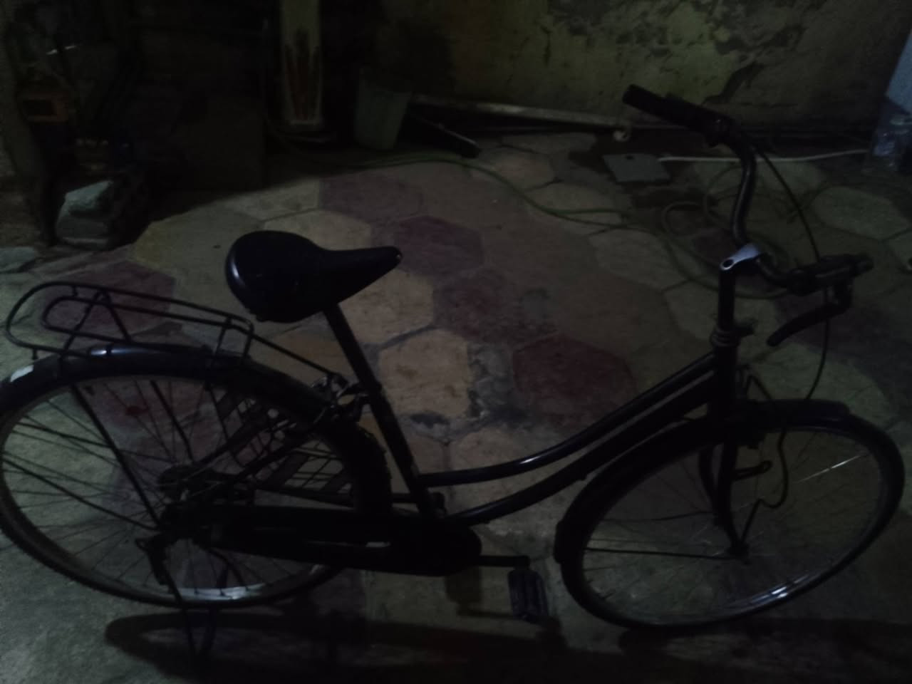 سلام عليكم هاذا بايسكل للبيع كلشي ما بي نضيف جدا اتصل على الرقم ***********
