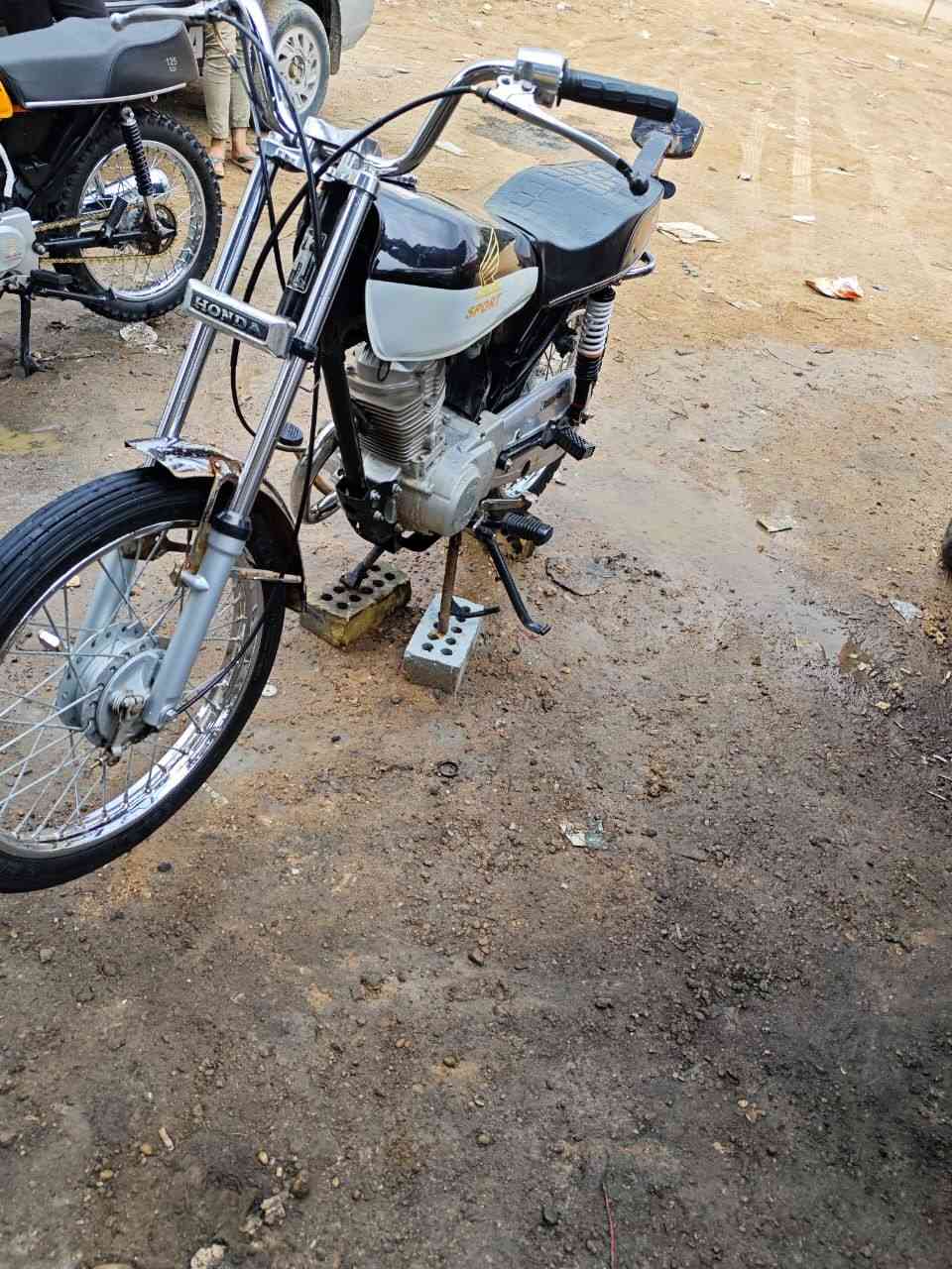 الراجل للبيع اوراق مكان كوفه 400 وبيها مجال  ***********
