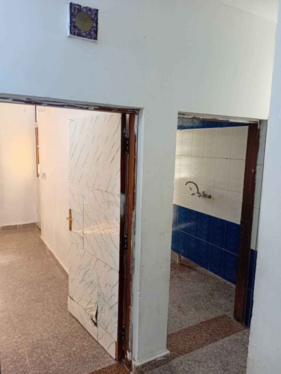 سلام عليكم تتوفر شقه للايجار لعائله ٤نفرات او اقل محله ٧٠٩قرب مكتبة رعد ***********
