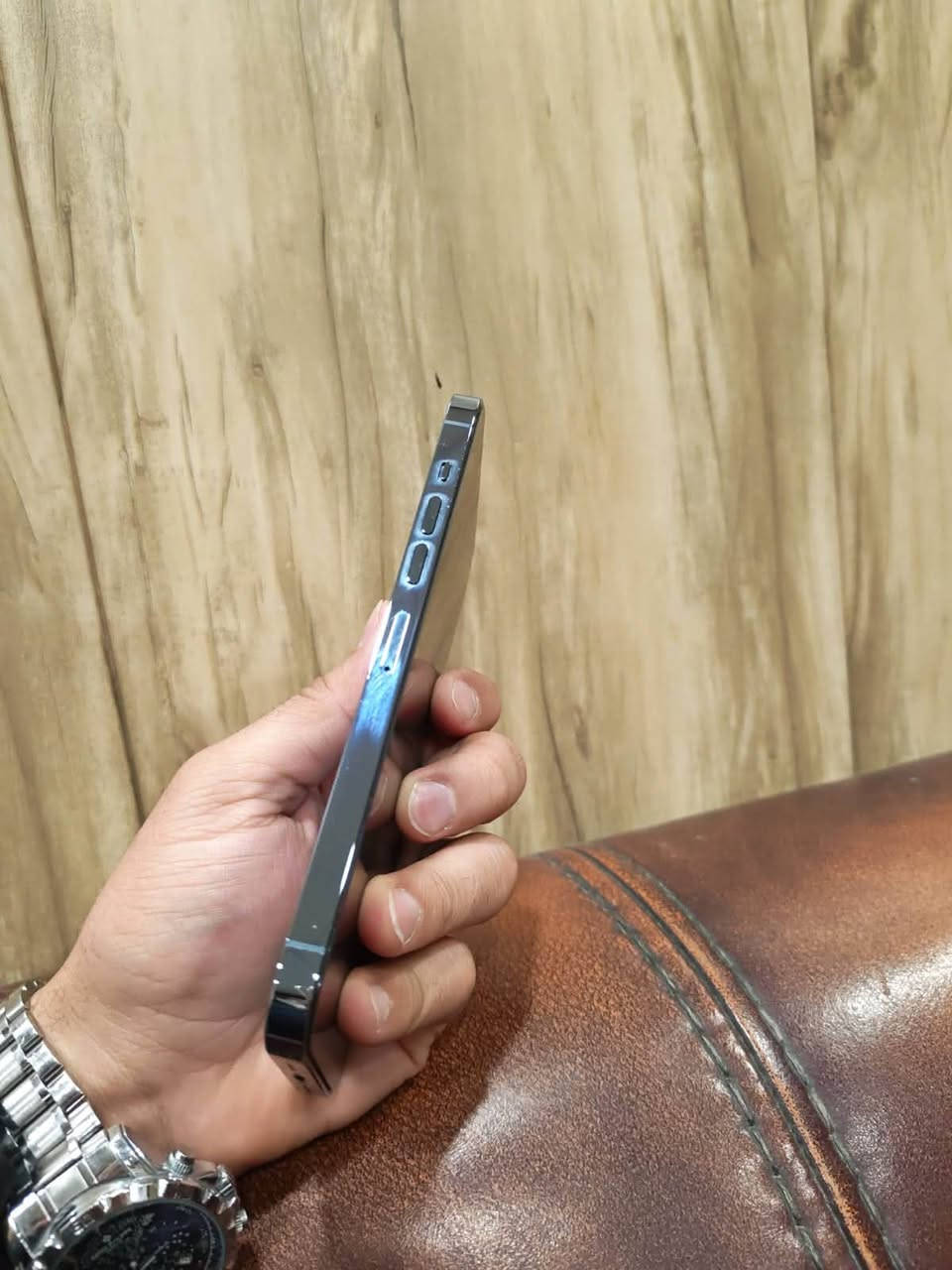 السلام عليكم للبيع 13 بروماكس ذاكره 256 بطاريه 89 اصليه مبدله. فقط  والجهاز ولا غلطه مكفول حتى من الشخط وبالعافيه عل ياخذه نموذج M السعر 675 مكاني بغداد حي الجهاد وهذا رقمي ***********
