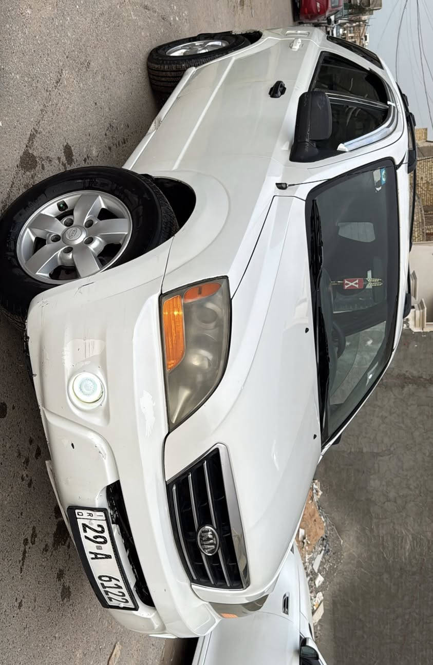 كيا سورنتو 2007 فئة LX لون صدفي 
رقم واسط مميز بأسمي سنويه تحويل مباشر 
محرك 3800 المرغوب فور ويل 
مصبوغه حزام وبيها ملاحظات وموجود سونار بالسياره 
مسوي ادامه للمحرك تخم تاير جديد باتري جديد 
سيارة حلوه وعمليه 
سعرها 83 وبيها مجال للجاد بالشراء 
***********
