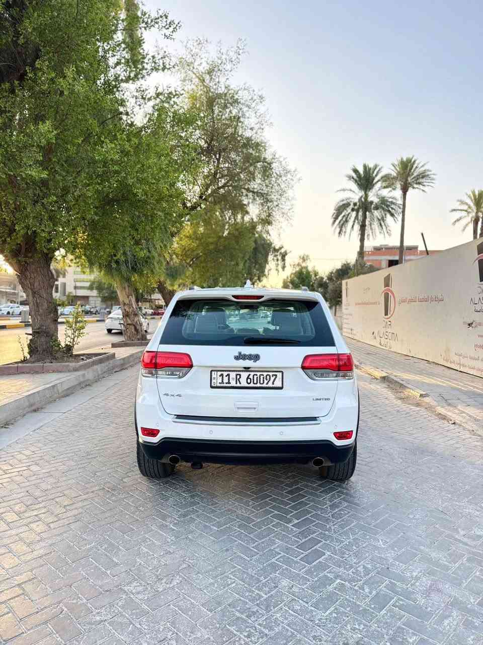 السلام عليكم جيب لاريدو موديل 14
فول مواصفات بنورما دبل سلايت
سيارة خليجي 1/1 لمتد مواصفات معروفه 
السيارة جكات شرط كلشي شغال بيهه 
سيارة صدر باتري  تبريد فول
سيارة ماتصرف عليهه دينار مال جناي  سنوية باسمي ثاني يوم تحويل 7783058547 غير متواجد عل فيس
مكاني بغداد البياع السعر (225 )  او  بيهه مجال
