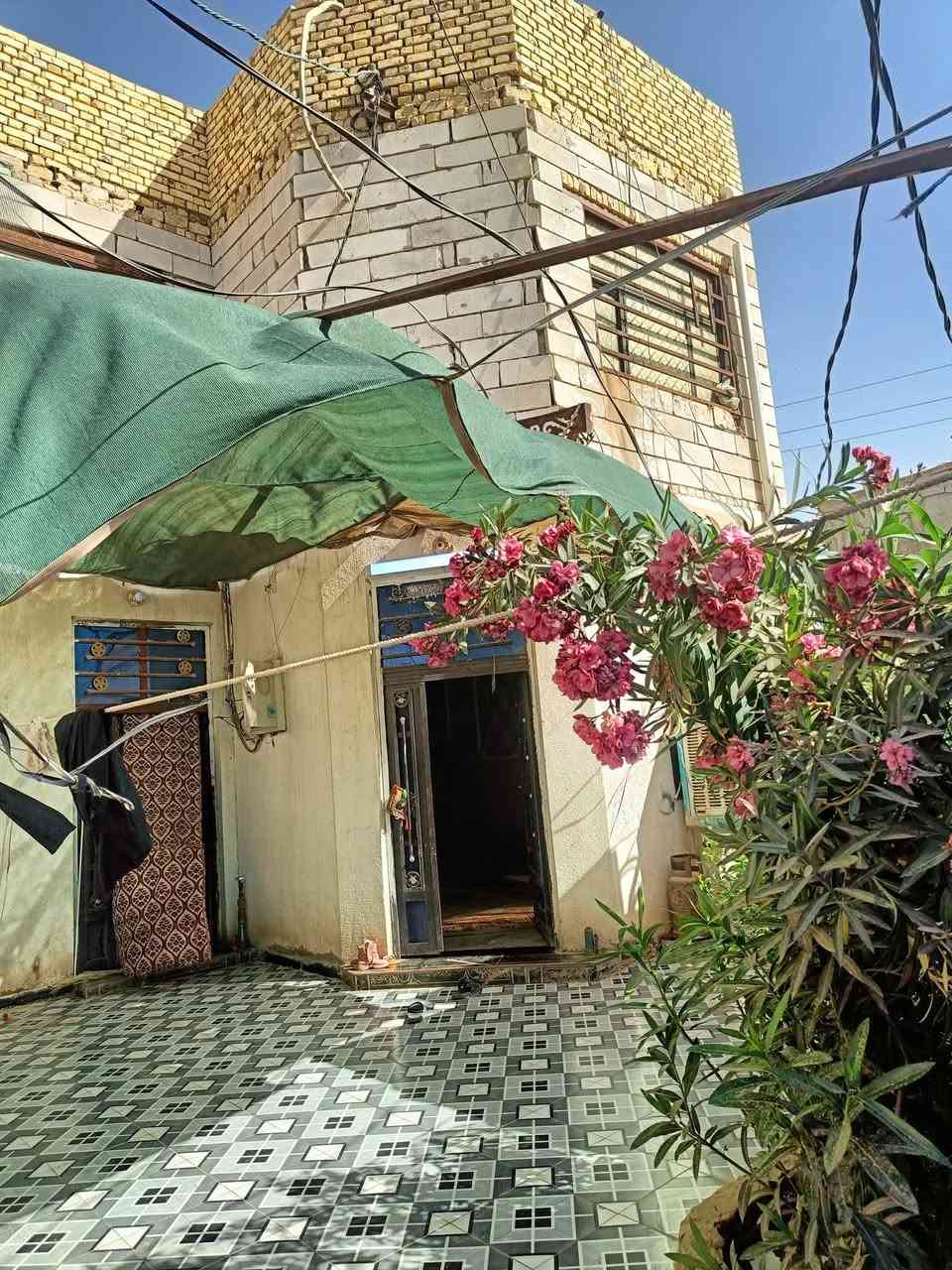 بيت طابقين زراعي للبيع
مدينه الصدر خلف الروف

 قريب علئ مدينه الصدر ومجمع السلام السكني الجديد وقريب علئ نزله الروف 

 مستقبل شارع يصير

وبيه شقه جاهزه درج خارجي وبيه وصل بلديه 

الطابق الاول رباط وبناء طابوق عكاده

الاستقبال طول 8 وعرض 4 

المطبخ طول 5 وعرض 4 

الهول طول4 وعرض 7

غرفتين وحده 5 في 4

والثانيه 4في 4

حمامات داخلي وخارجي ترك عدد 2

اضافه الئ الدرج 

حوش بيه طو ل 8 في 10

وحديقه

الطابق الثاني فرمستون وعكاده 

غرفتين نفس كبر الجوه وهول 

اضافه الى الشقه جاهزه البيت صارله سنتين من مبني 

ارضياته بورساين بناء درجه اولئ السعر 90 وبيه مجال

تلفون ***********
