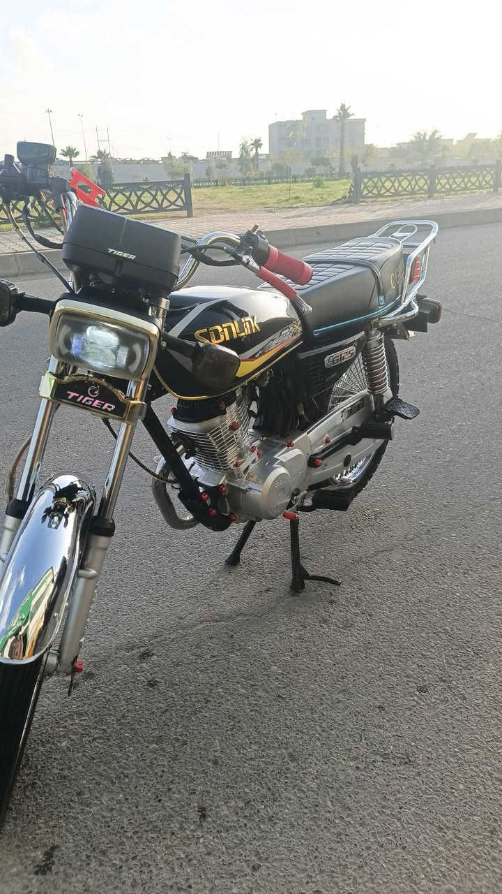 سلام عليكم 🇮🇶
للبيع او مراوس 🏍تايكر سونك    4 كير باب اول محرك طبكه ذهبي 💛
دراج خير من الله كل عيب مابيه جانت متروكه 
محرك كبس شرط ممفتوح ✈️
كهربايات كله شغال 
منفيس عقد اوراق كامل 
تايرات كله جديد كل نقص مابي 🌸
سعره 525 بي مجال بسيط 
***********
