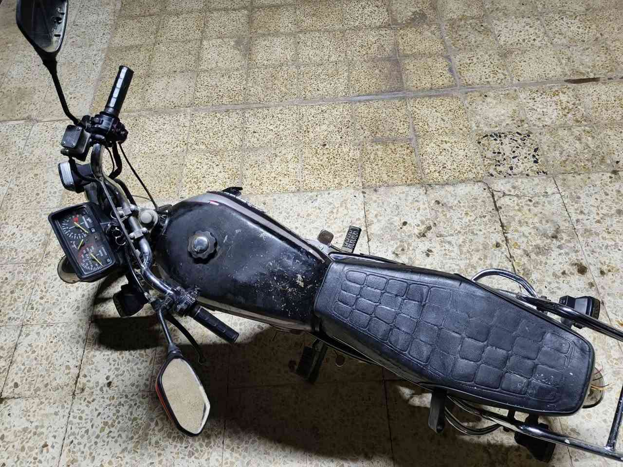 سلام عليكم ايراني لا ينقص ولايبخر 
نكره سلف تايرات نضاف دبلات خير من الله 
السعر ٢٨٠ كهربائيات كلها شغال
***********
