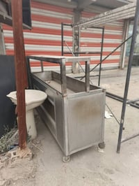 إخواني عندي غراض مطعم للبيع مناقل اثنين  وحمايه كبيره 6 ابلانكات وصندو...