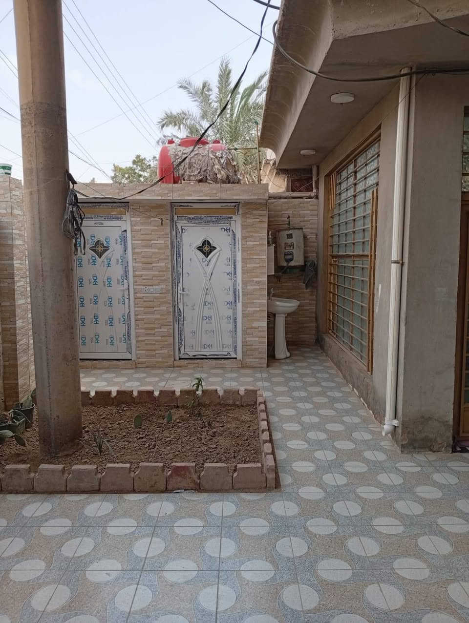 السلام عليكم من رخصت الدمن الدار للبيع العنوان كوت زين القوس
شارع المدراس مساحه 200متر الاستفسار الاتصال على الرقم ***********
