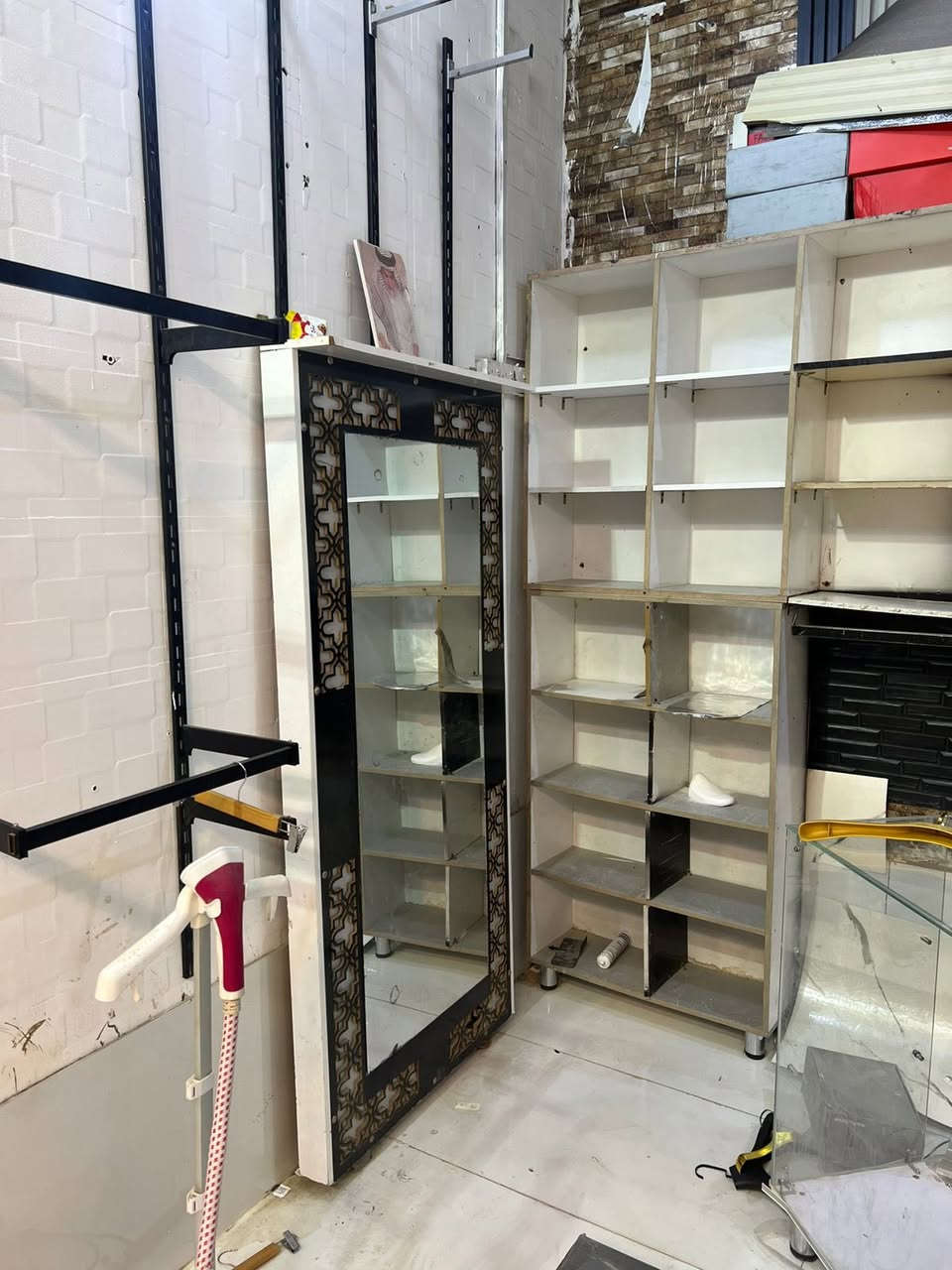 شباب فاترينات وستاندات وميز جام ومرايه لبيع ومحتاجهن وماعنده يدلل ***********  ناصريه تضحيه شارع العياده
