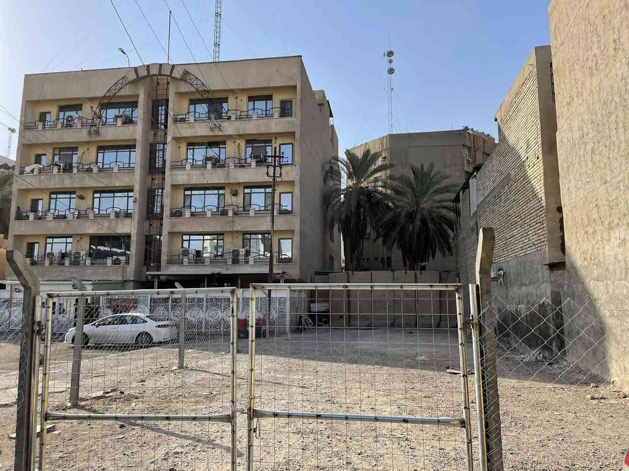 ارض مساحة ٣٠٠ متر مكان كرادة قريب ساحة الفردوس خلف مستشفى الفردوس  للعيون جانب مؤسسة الشهداء اللجنة الخاصة للايجار فقط للتواصل ***********
