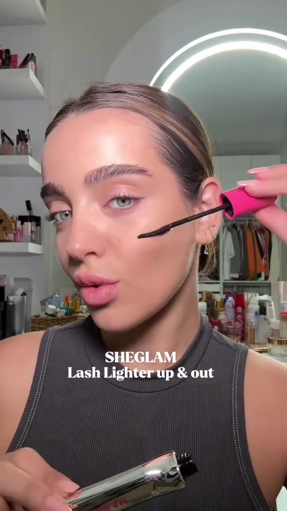 🌸ماسكارا شيكلام (SHEGLAM) الترا لاش ليفت لاش لايتر أب آند آوت  رموش أطول، أكثف، ومظهر يخطف الأنظار من أول لمسة 

✅الفوائد الرئيسية:-
✔️ تتميز بفرشاة "ريشة ومشط" منحنية مبتكرة تحتوي على ثلاثة صفوف من الأسنان الدقيقة، مصممة لالتقاط وتغطية كل رمش من الجذور إلى الأطراف دون تكتل.
✔️ توفر إطالة ورفعًا فوريًا للرموش، وتمنحها مظهرًا متفرقًا ومجعدًا. 
✔️التركيبة غنية بالببتيدات وزيت الجوجوبا لتغذية وحماية الرموش.
الثبات
✔️ مقاومة للماء والتلطخ والتقشر، وتدوم طوال اليوم.
✔️ يمكن إزالتها بلطف باستخدام مزيل مكياج العيون أو الماء الدافئ والضغط الخفيف على الرموش، حيث تحتوي على تركيبة "أنبوبية" تغلف كل رمش.
✔️خفيفة وثابتة، ما تسبب ثقل على العين ولا تساقط خلال اليوم، وتبقى الرموش محافظة على شكلها ولمعتها.. 
السعر7 الاف فقط 
🚘يوجد خدمة توصيل لجميع محافظات العراق ٤ الاف 🚘


**إذا كنت صاحب هذا الإعلان وتريد حذفه لأي سبب، رجاءا أرسل رسالة إلى الدعم الفني**