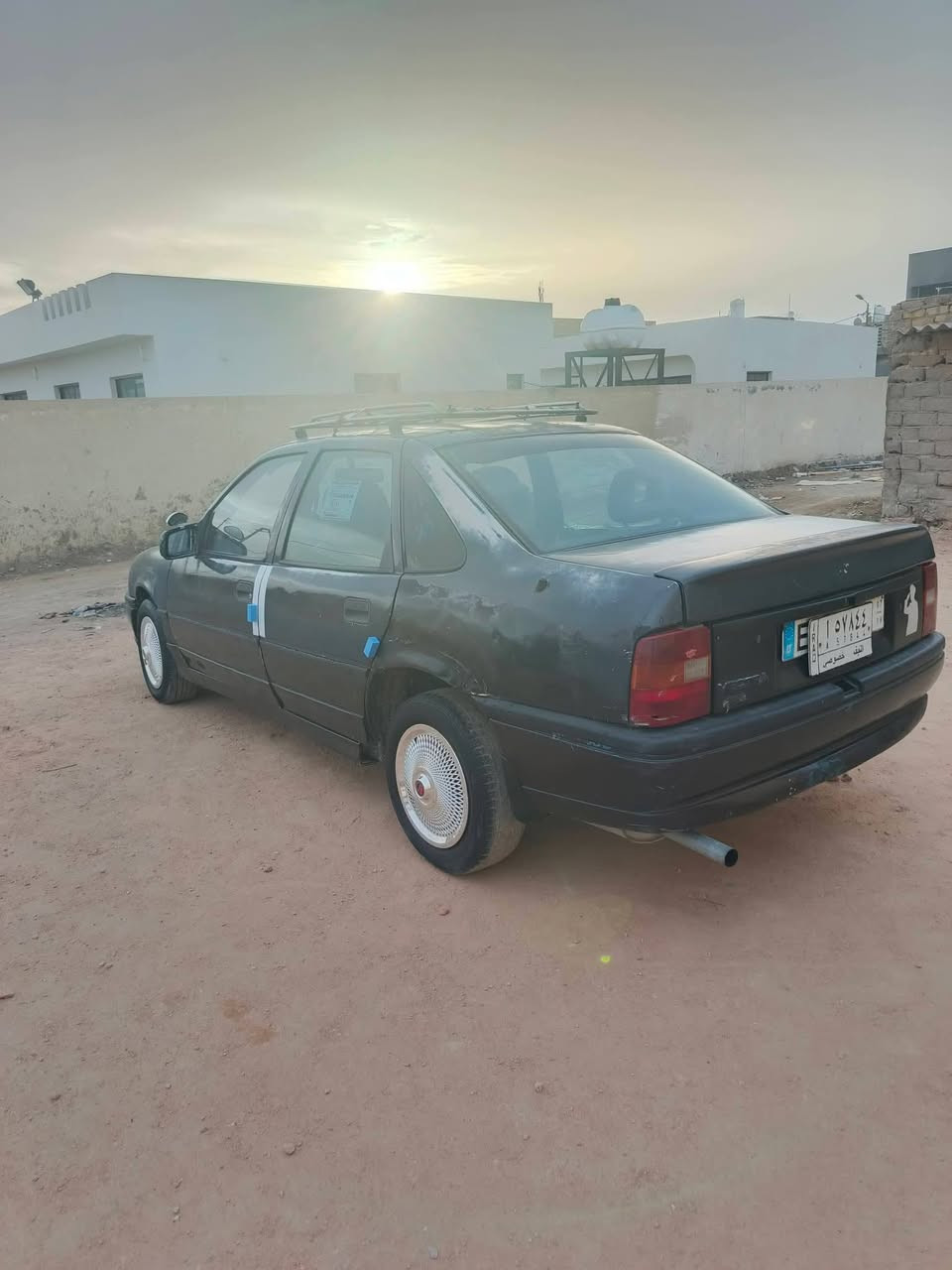 فكترا 1992
حجم محرك 18بي صرف شي خفيف 
كير شرط 
السيارة ما بيها خياس شرط فقط باب السائق 
شرط التحويل ابيع بدون وكالة 
السعر 24
***********
مكاني موصل جانب الأيسر
