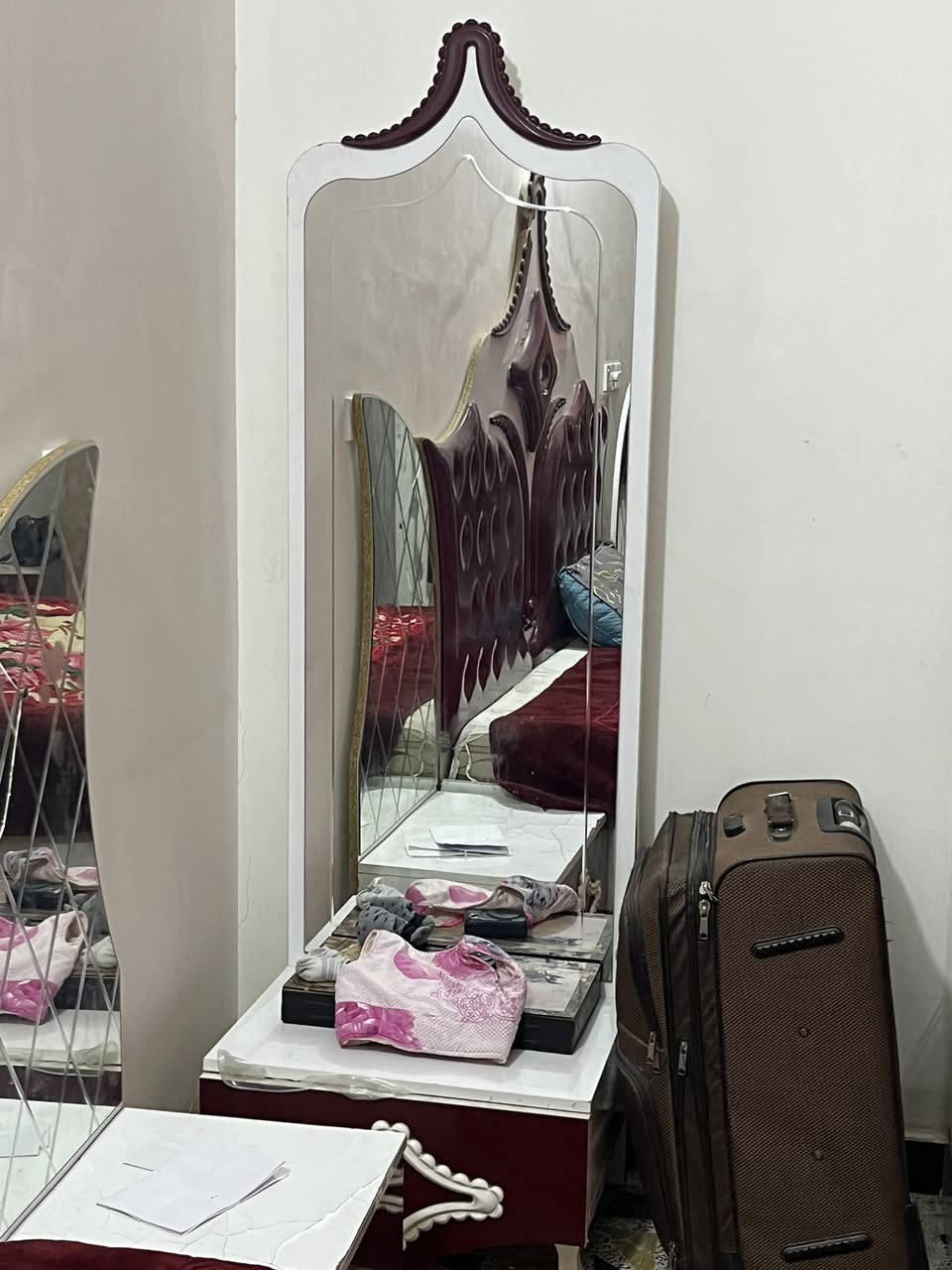 السلام عليكم 
غرفه مال نوم للبيع السعر 250 وبيها مجال 
للأستفسار : *********** 
خاص متواجد مستعجل ع بيعته
