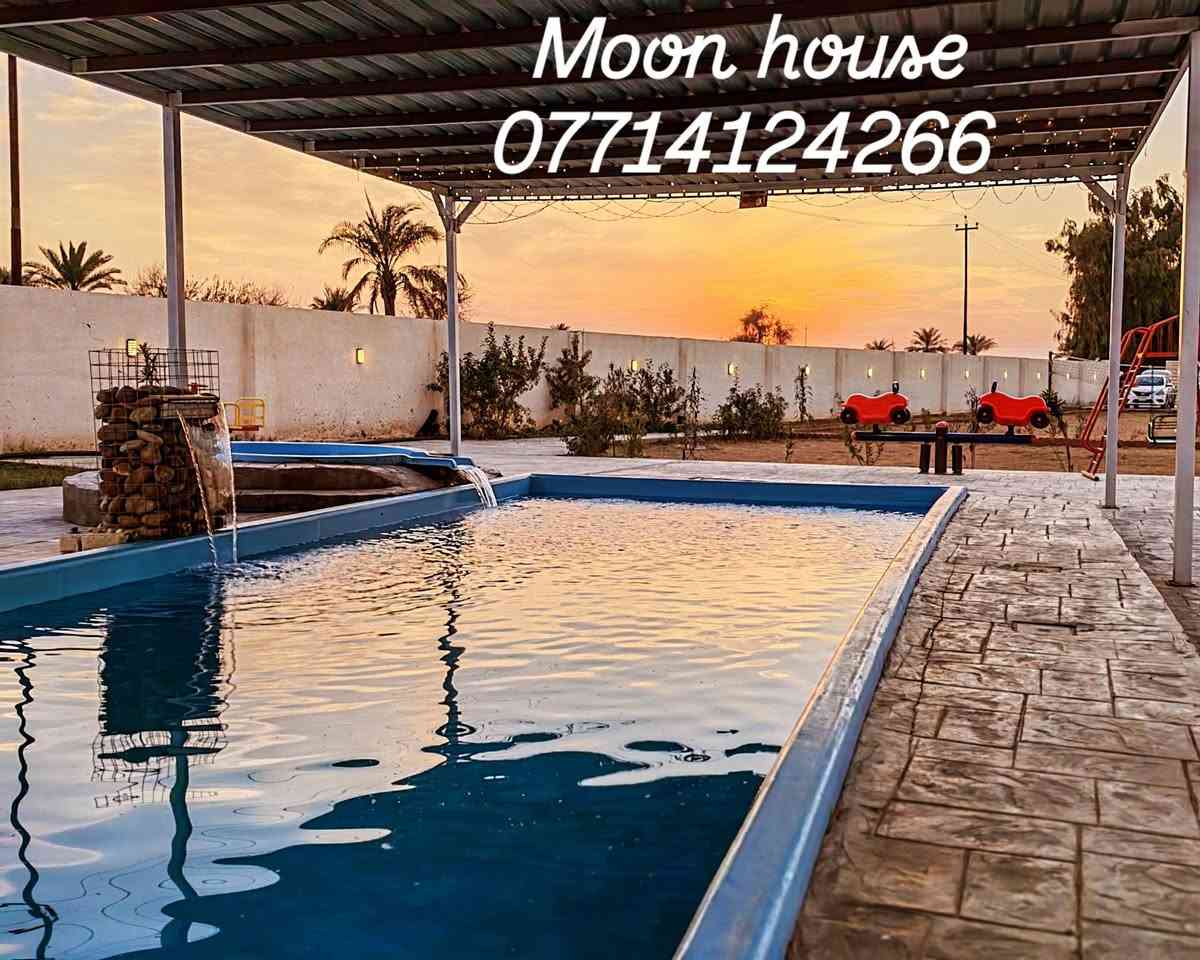 مزرعة مون هاوس يقدملك اجمل موقع واروع إطلالةو احلى الجلسات،
مسبح كبير طول ١٠ في ٤ مياه عذبة 
ومسبح صغير للأطفال 
شويات متوفره للسمك🐟 و الكباب والتكه
وتنور الطين المميز 
صاله كبيره🪑🪞🛋️ مجهزة بشاشة 
ملعب كرة طائرة كامل 
العاب للأطفال تتضمن مراجيح مزدوجة وفردية 
وزحليكة وفرار ولعبة الميزان
وفيشة للكبار والصغار 
وغرفةنوم مزدوجة 🛏🛌 
وغرفة نوم ٢ اسرة 
مع وجود فرش إضافية 
مطبخ مجهز من جميع المستلزمات 🥘✅ 
حمام متكامل عدد ١ 🚿🛁✅
جلسة خارجية عربية تراثية ✅
انترنيت ✅
كهرباء٢٤ساعه بدون انقطاع✅
كراج للسيارات 🚙🚗✅
كون مميز انت وعائلتك وخلي ديرة ورد اختيارك 
مع الهواء الطلق وسط مزارع العنب البساتين🍁🌴
العنوان صلاح الدين قضاء الدجيل 
للحجز والاستفسار الاتصال على الرقم 
*********** 
*********** 
المزرعة موثقة على تطبيق اجرلي 
مون هاوس _احلی_عالم
