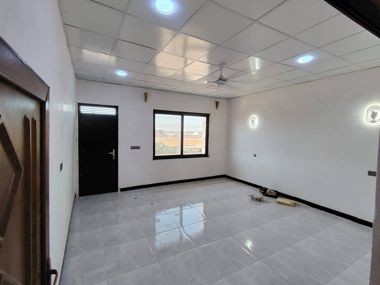 بيت للبيع 🏠 
منطقه الشوقيات 
نص قطعه طابو 23 مشترك 165 متر
ع شارع عريض 25 متر
طابقين الطابق الثاني كامل 
الطابق الارضي مأسس مي ومجاري 
يحتاجله بس سيراميك ولبخ ومغربي 
للاستفسار على الرقم 
***********
