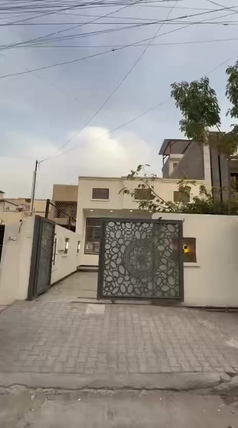 دار للايجار مساحته 230 متر (يصلح شركه او سكن ) ركزليي يعني يرهم شركة ويرهم مخزن الشركة الموقع الاعظمية قرب شارع الظباط يحتوي على ( 4غرف نوم وهول ومطبخ وخذمات عدد 3 ) ايجاره ( مليونين قفل ) للاستفسار ***********
