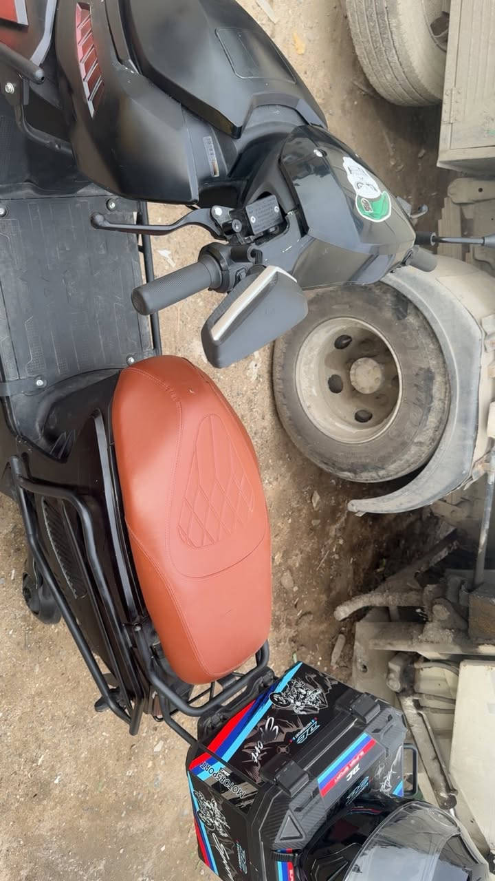 • القوة: محرك (ملف) 3000W حقيقي، أداء جبار.
• البطارية: نظام 6 بطاريات (77 فولت)، طاقة تدوم طويلاً.
• السرعة القصوى: تصل إلى 110 كم/ساعة.
• التحمل: تشيل وزن لغاية 500 كيلو (نص طن) بدون أي جهد.
• الأمان: بريك هيدروليك (دسك أمامي وخلفي) لثبات 
تام. • التشغيل: نظام بصمة + كارت + تشغيل عن بعد 

السعر: 950 ألف دينار (وبي مجال طيب للشراي الصامل).
• للاستفسار والتواصل: 📞 [***********]

(دبل سويج). • خوذة احترافية (سعرها الأصلي 75 ألف).
• جادر بلادي أصلي للحماية من الشمس والمطر.
• الحماية: درع 360 درجة (مدرعة) + صبغ أسود ملكي (مات).
• الإضاءة: لايت زنون (عالي/ناصي) بلونين أبيض وأصفر لكشف الطريق بوضوح.
• التخزين: صندوق خلفي عريض جداً وعملي. ملاحظة للأمانة (العيوب البسيطة):
الدراجة قوية جداً وما محتاجة غير لمسات بسيطة (نقص براغي، قفل الكشن يحتاج تعديل بسيط، وكتف إشارات بـ 5 آلاف فقط). الدراجة نظيفة جداً والملف والكهربائيات تحت الضمان.
