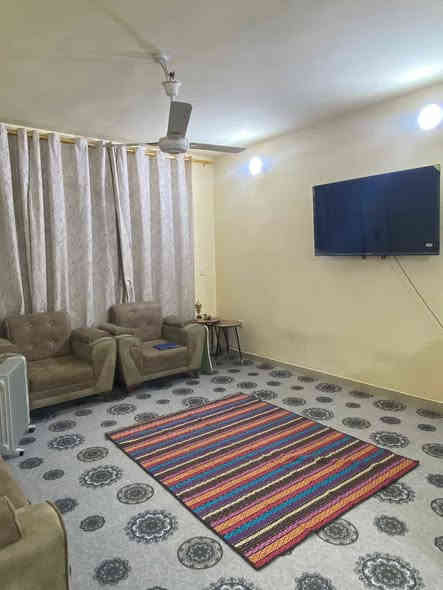 توجد شقه للبيع طابق وسط ديلوكس فئة A  حره مامطلوبه للسكان مساحه ١٥٠متر تتكون الشقه من ٣غرف وستقبال وصاله ومطبخ ومخزن و3بلكونات وصحيات عدد2 شقه جدا نضيفه سعرها ٣٥العنوان سماوه مجمع ام العصافير الشقق الجدد للاستفسار الاتصال على الرقم ***********
