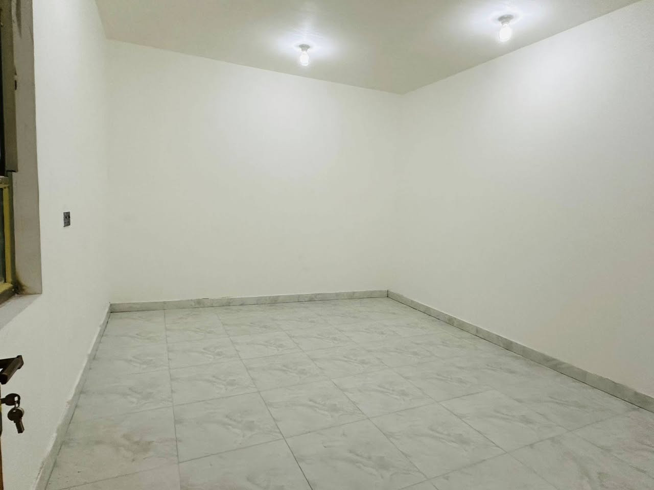 سلام عليكم بيتين ب 4000اسكان الصناعي ثاني بيت عن شارع البوفياض الحولي قريب على مدرسة الحريه  مساحه 120 متر 
سعر الواحد  90 وبيه مجال قليل 
***********
