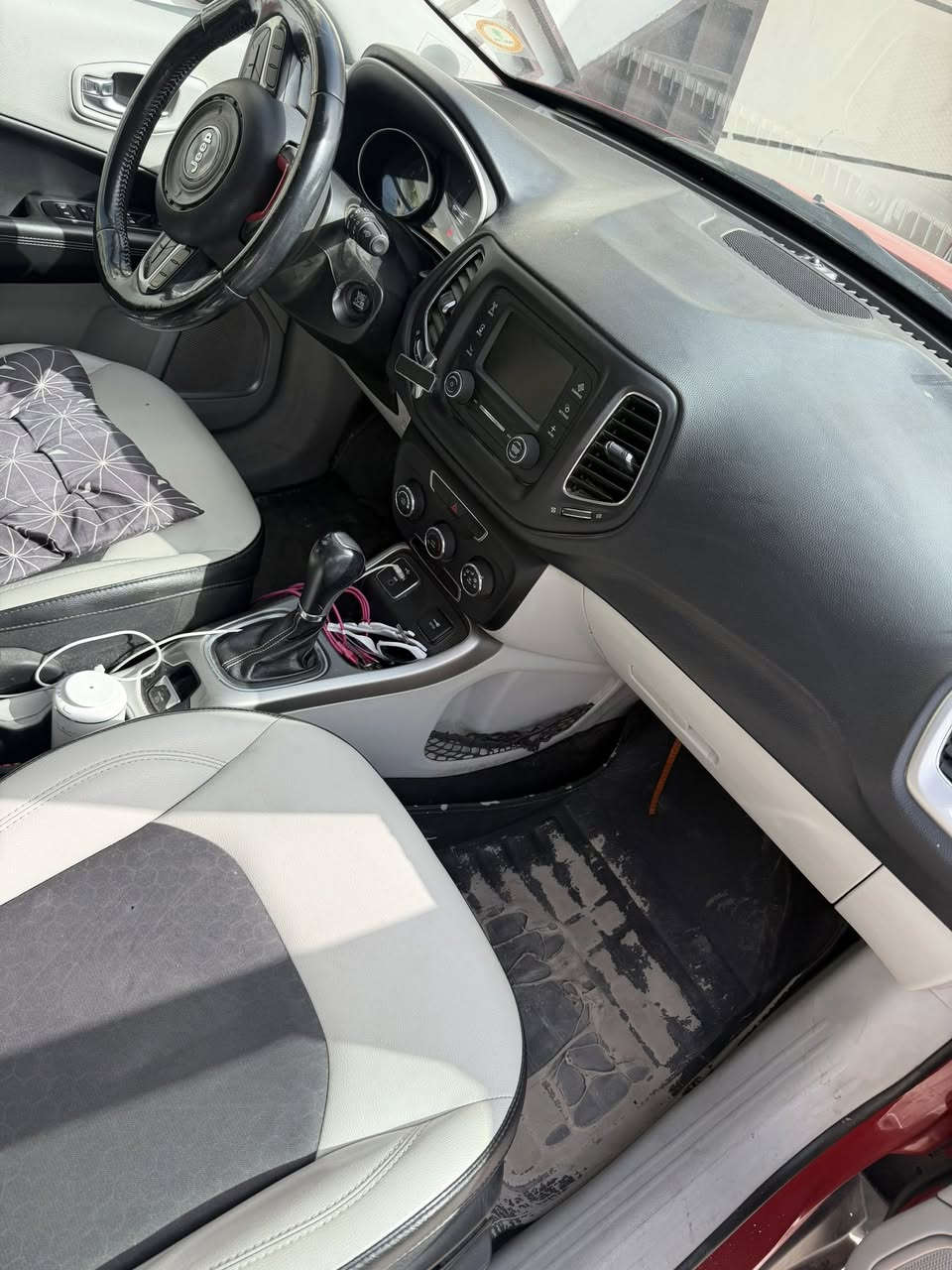 سلام عليكم جيب كومباس ٢٠١٨ ماشيه ٥٠ الف
حادثه سطحي جاملغ وشويه من البنيد 
مكينه كير مكفوله تبريد ثلج  جاهزه من كلشي 
بانوراما وداخل جلد وتو ويل 
مكانه بغداد الكرخ وسعره ١٢٨ ومجال بسيط 
***********
