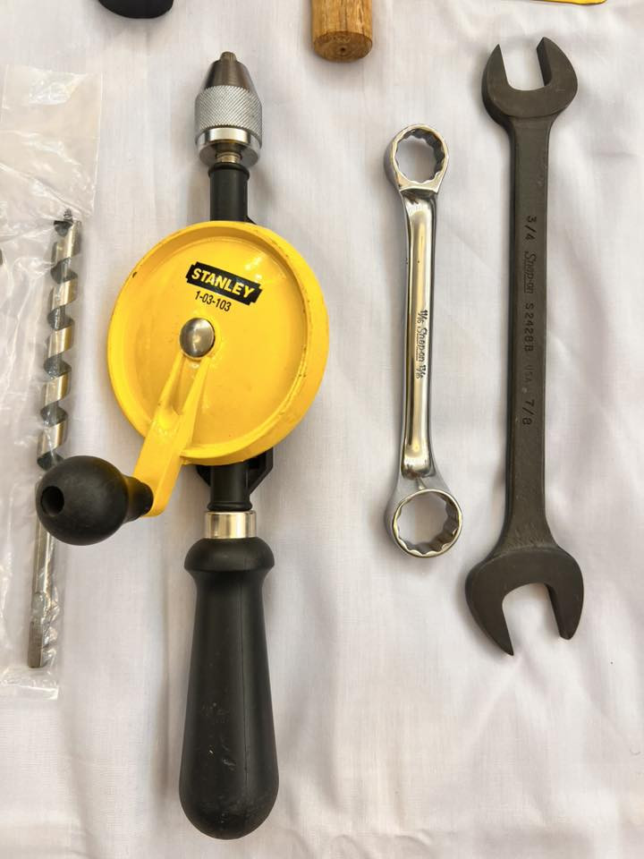 للبيع 
مجموعه عددٍ يدوية ماركات عالمية اصلية جديد غير مستخدمة 
صناعة قديمة السعر المطلوب 60 الف متوفر توصيل للاستفسار 
***********
