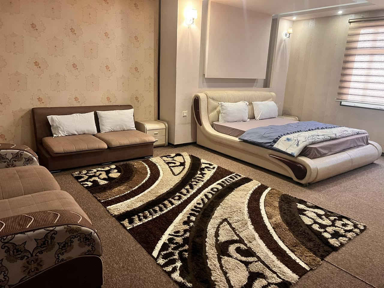 السلام عليكم ورحمة فندق 🏨 علي الدر يرحب بجميع الزائرين غرف مؤثثه ومكيفه بل كامل والحجز مفتوح من اليوم ولغايه 7محرم وأسعار مناسبه ويوجد خصم خاص للحملات ومتوفر غرف ثنائي ثلاثي رباعي خماسي سويتات  العنوان كربلاء شارع الروضتين يبعد عن الأمام الحسين 10دقايق للأستفسار والأتصال  ***********
