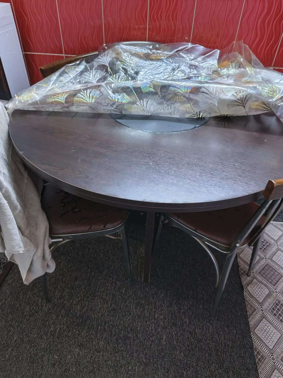 ميز و٦ كراسي للبيع سعره ٦٠ وبيها مجال
***********
