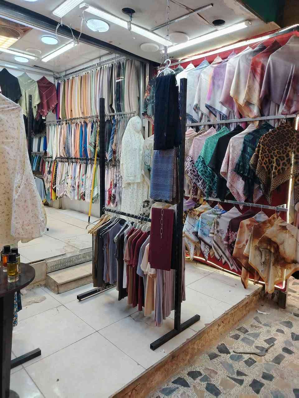 سوق الحريه الثانيه
المحل معروض لبيع البضاعه فقط ايجار المحل 900الف
نزال المحل ١٦ متر نوع البضاعه شالات. ***********
