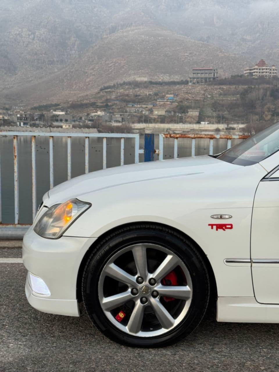 Toyotaa crawn
Athelt
شاهینە 2005
بڕاوەیە
بچووک بە بچووکە واتە 180 
3 دووگمەی ناوو ڕەش
٢٥٠ مەسرفی تیانیە مەسرف کراوە 
گشتگیانی
لە دەربەنیخانە
ئەگەر موشتەریت تەلەفون بکە
***********
♥️
