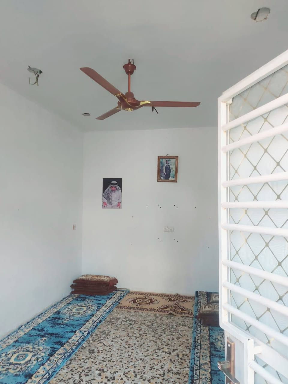 بسم الله الرحمَن الرحيم بيت ١٠٠متر ٥×٢٠ مصفر صب مسلح جديد غرفة نوم وصاله واستقبال وحوش وحمام داخلي والسطح مزفت والبيتونة صب مسلح ومزفتة بغداد حي البتول للبيع السعر< ٦٥ >مليون مجال بسيط جدا للاتصال *********** مكلف بالنشر غير متواجد عالفيس اللي يعجبة يتصل مع تحياتي.
