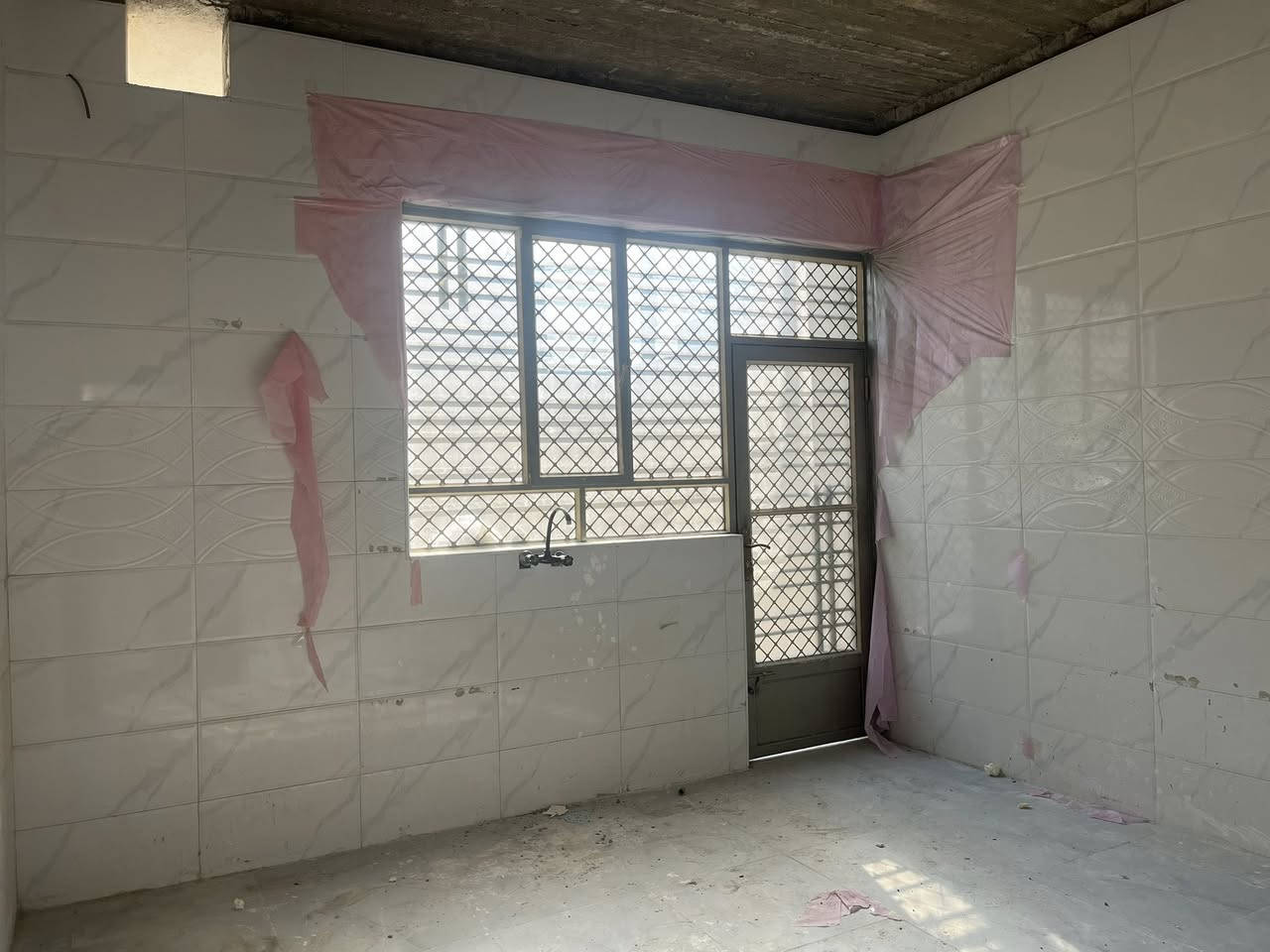 للبيع دار سند زراعي جديد 
الموقع - حي الامير الزراعي 

سنة البناء ٢٠٢٥ 

المساحه ١٦٥ متر 

يحتوي على 
،،،،👇👇👇👇👇👇

٢ غرفه نوم 
صاله مفتوحه 
استقبال 
مطبخ 
حصيات 
سطح 
سيراميك جداري وارضي 
للاستفسار 
*********** -***********
