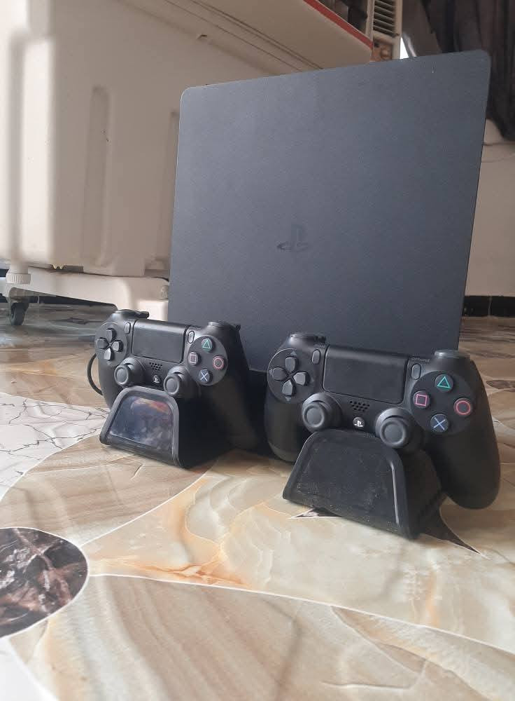 بلي فور سلم مهكر نضام 9
كامل ملحقاته حتى الكارتون
شرط بعده لوك نضافه١٠٠
ثلاث جوستكات (وحده اصلي ثنين عادي)
يوبي اس ٨٥٠ كارتونته هم وياه
قاعده شحن وتبريد بلي وجوستكات 
سعره ٣٢٥نهايته قفل حلة مسيب مكاني
***********
