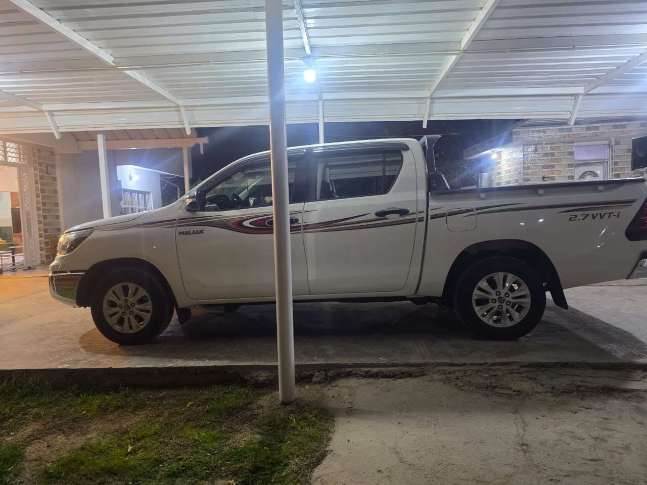 تويوتا هاي لوكس 2016  سيد نهرو بدون صبغ بدون حادث سياره جاهزه بدون اي نقص رقم بغداد تحويل ثاني يوم بإسمي صدر تبريد شغال محرك مامفتوح تخم تاير جديد السعر 24 الف وبيها مجال بسيط
المكان ناحية الصقلاوية 
رقم الهاتف ***********
