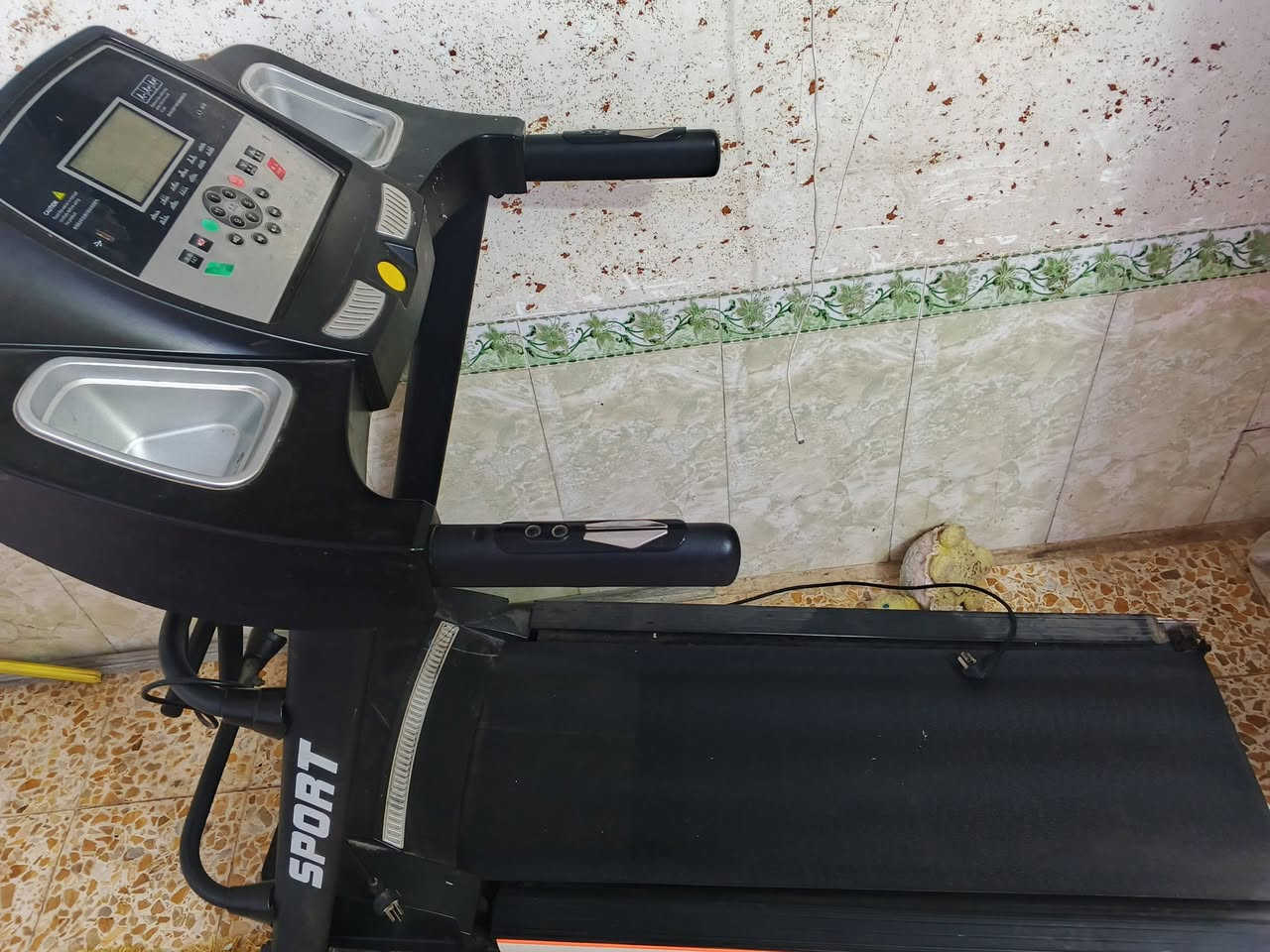 : للبيع جهاز جري رياضي نظيف جداً
جهاز جري مستعمل بحالة الوكالة، شغال وما بيه أي نقص أو عطل. نظيف جداً ومحافظ عليه تفاصيل تعال خاص او 

وتساب ***********
