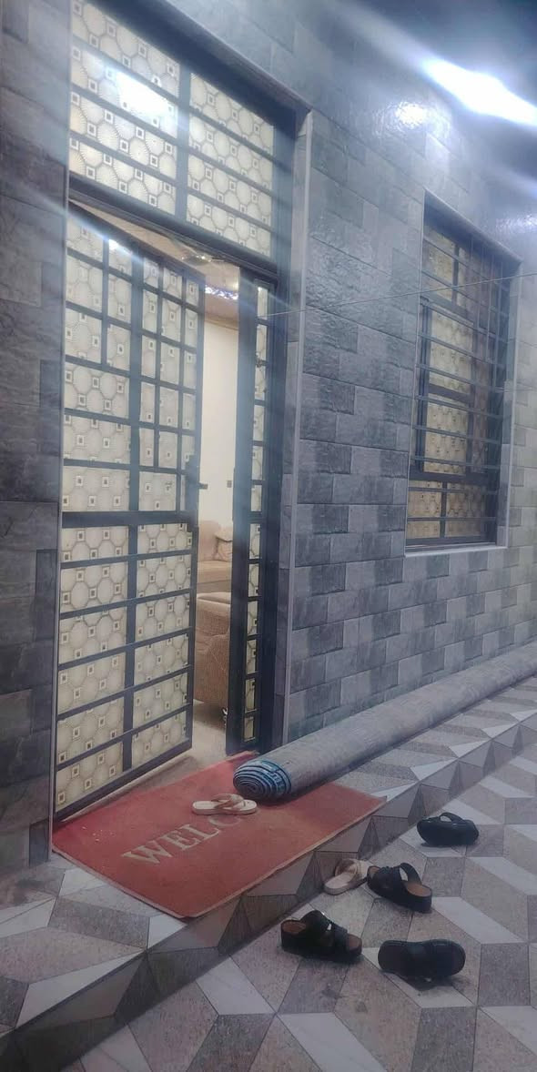 السلام عليكم يوجد لدينا بيت للبيع في ابو الخصيب بابو كوصره يم سنتر طه      مساحه البيت 200mالبيت طابقين الطابق الاول كامل            يتكون الطابق الاول من غرفتين نوم وصاله ومطبخ وحمام ومطبخ وصحيات وديون    واطابق الثاني هيكل     والسعر 80مليون وقابل للتفاوض.            الاستفسار الاتصال على الرقم الهاتف ***********او مراسلتني على الوات ساب ونستقبل عروضكم كافتن وعندي دوانم اليه يريده
