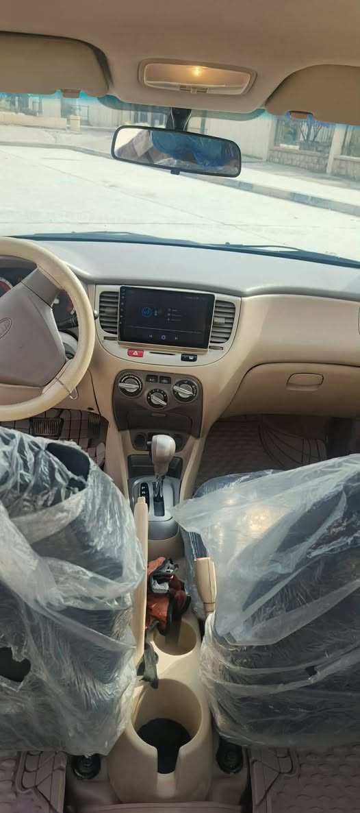 السلام عليكم 
كيا ريو 2012
محرك 14
هزه وسنويه جديده 
بدون ضرر فقط صبغ جاملغ الامام توحيد لون 
الاتصال .***********
