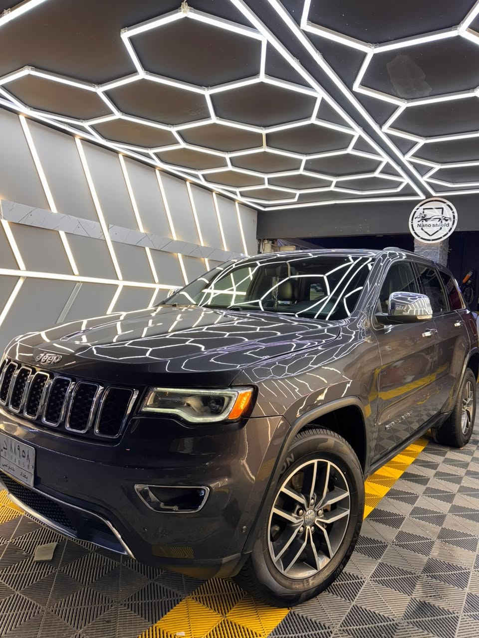 للبيع جيب كراند شيروكي لميتد وارد أمريكي موديل 2018 فول مواصفات 
فور ويل شاشه كامره خلفيه كشنات ستيرن تدفئه حساسات امامي خلفي مري جانبيه تدفئه وانذار جميع كهربائيات السياره شغاله السياره جديده مثل مموضح بل صور عدا الدعاميه لائماميه بيها ضرر بسيط 

حادث السياره بلخارخ بنيد ودعاميه امامي بدون ايرباك 

رقم السياره بعد التحويل يتحول انكليزي الرقم الجديد
السعر 25الف$ وبيها مجال 
الشراي يتصل ويدلل 
***********
