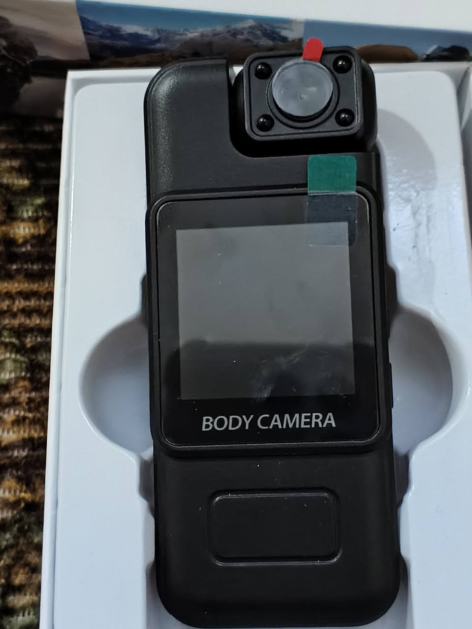 ‏كاميرا حركة (أكشن كام) تصوير فيديو بدقة 4K فائقة الوضوح.
‏عدسة دوارة بزاوية 180 درجة لتعدد زوايا التصوير.
‏اتصال WiFi لاسلكي لنقل الملفات والتحكم عن بعد.
‏شاشة مدمجة للمعاينة والتشغيل في الوقت الفعلي.
‏تصميم مدمج وخفيف الوزن مع مشبك لسهولة الحمل والاستخدام بدون استخدام اليدين.
‏بطارية بسعة 1000 مللي أمبير تدعم التسجيل المستمر لحوالي 3 ساعات.
‏رؤية ليلية مدعومة بـ 4 أضواء بالأشعة تحت الحمراء. 
‏مناسبة للأنشطة الخارجية وتسجيل الفيديو الشخصي:
‏فيديو عالي الدقة: تدعم دقة 4K و 2K و 1080P لالتقاط لقطات واضحة.
‏عدسة دوارة 180 درجة: توفر مرونة في زوايا التصوير وتدمج أضواء الرؤية الليلية بالأشعة تحت الحمراء.
‏رؤية ليلية بالأشعة تحت الحمراء: مزودة بـ 4 مصابيح بالأشعة تحت الحمراء موفرة للطاقة للتصوير الليلي الفعال.
‏شاشة مدمجة: شاشة ملونة مقاس 1.54 بوصة للمعاينة والتشغيل الفوري.
‏للاستفسار *********** وات ساب
