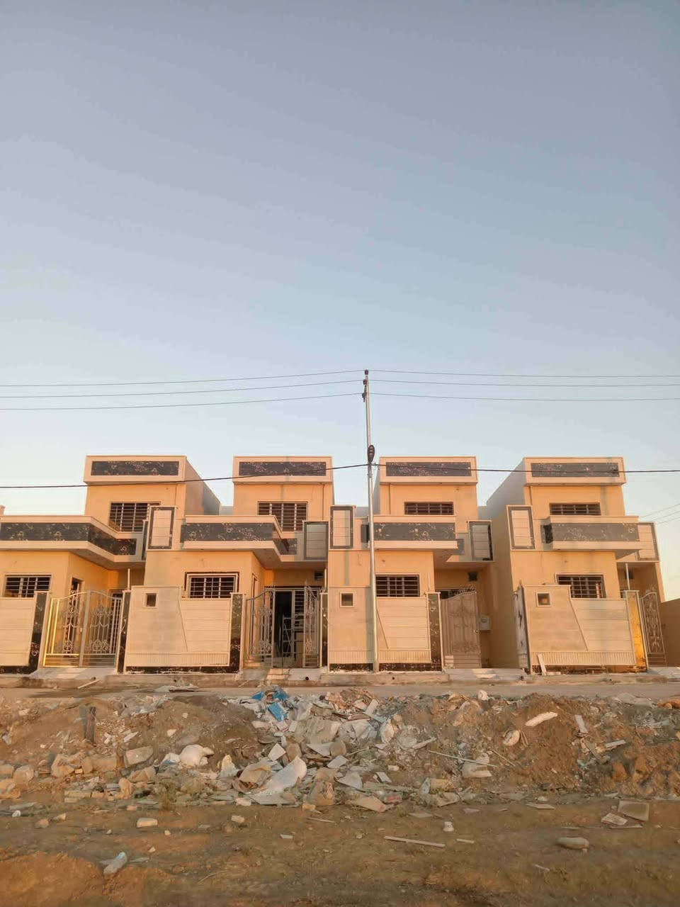 4بيوت للبيع 
الموقع.الملاييين الثانية.مجمع الملك  
المساحة .108م الواجهة 6
الطابق الأول .استقبال وهول وغرفة و صحيات 
الطابق الثاني.غرفة+بيتونة
السعر 68 وبي مجال
للتواصل ***********
***********
