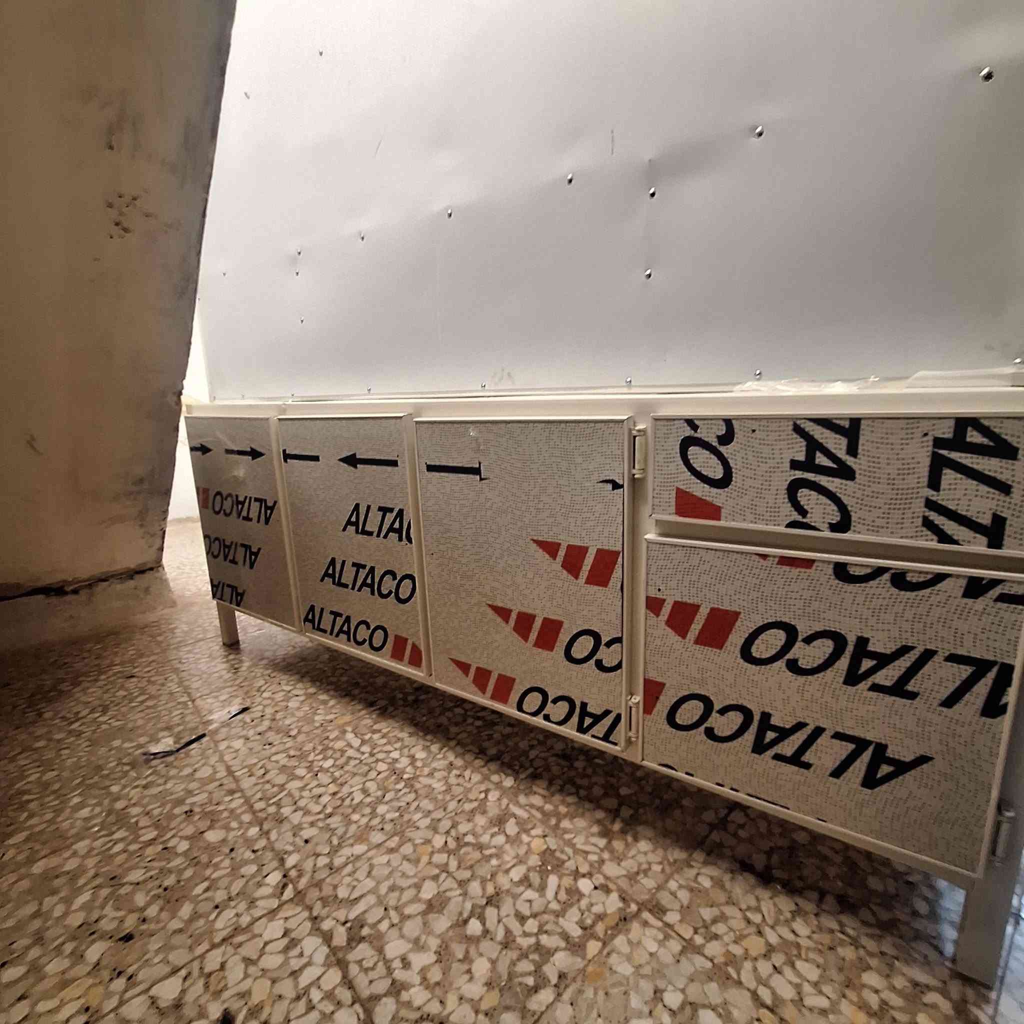 كاونتر للبيع (جديد غير مستعمل)
٤ بوب بعده بجيسه 
السعر ٣٠٠ وبي مجال بسيط 
المكان بغداد الرصافة
***********
